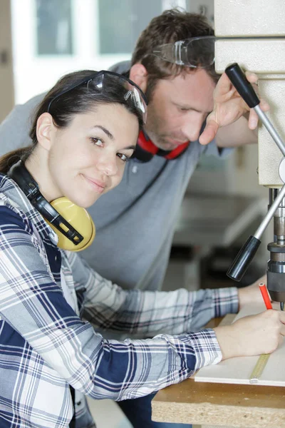 Giovane Donna Apprendista Nella Costruzione Del Legno — Foto Stock