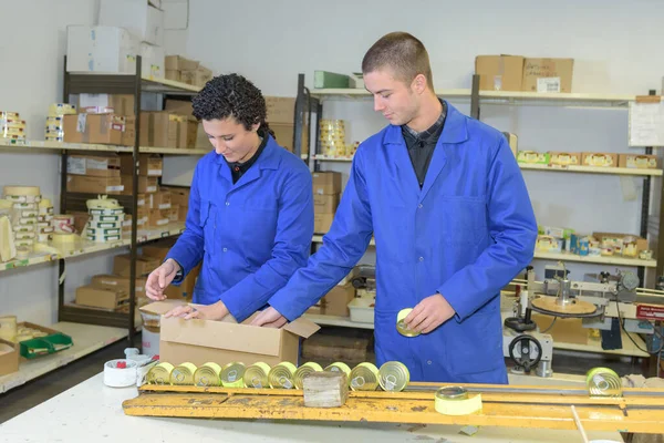 Fabrikarbeiter Packen Dosen Einen Karton — Stockfoto