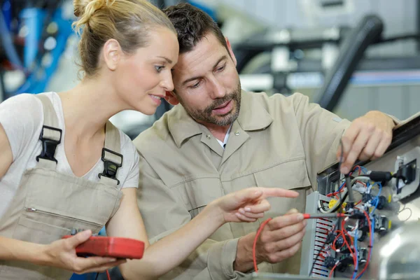 Uomo Donna Officina — Foto Stock