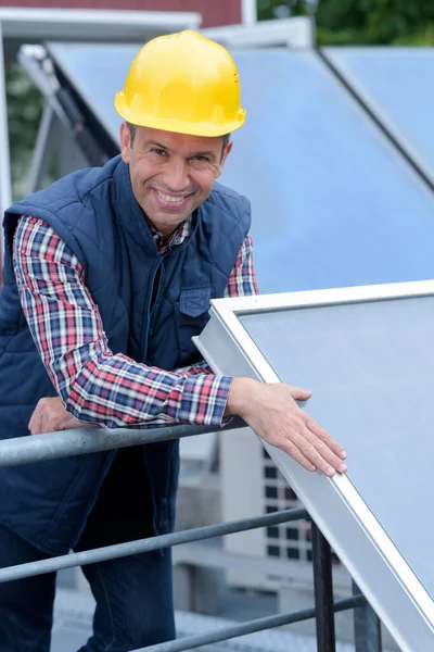 Ingeniero Hombre Negocios Con Casco Amarillo Sitio Del Panel Solar — Foto de Stock