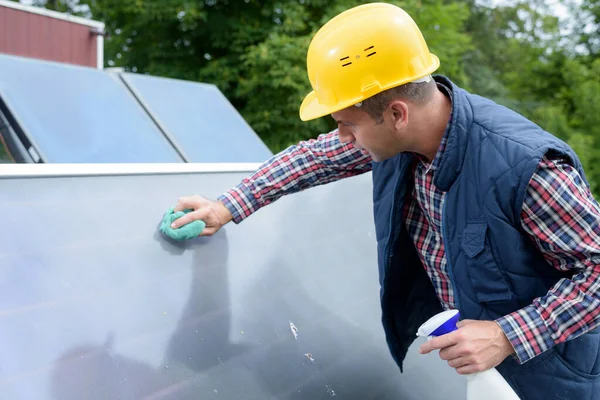 Homem Está Limpando Painéis Solares — Fotografia de Stock