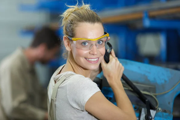 Porträtt Glad Ung Lageranställd Tittar Kameran — Stockfoto