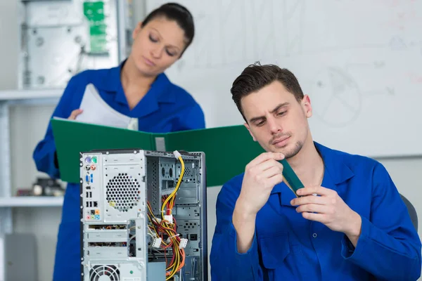 Equipe Estudantes Examinando Reparando Peças Computador — Fotografia de Stock