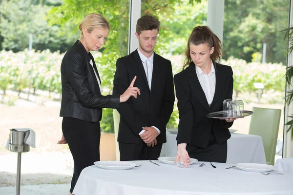 Vrouwelijke Manager Werkt Met Het Personeel Een Restaurant — Stockfoto