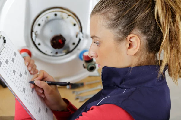 Ingeniero Femenino Comprobando Temperatura Caldera —  Fotos de Stock