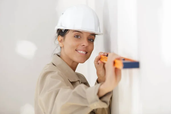 Ritratto Donna Costruttore Utilizzando Una Livella Spiritosa — Foto Stock