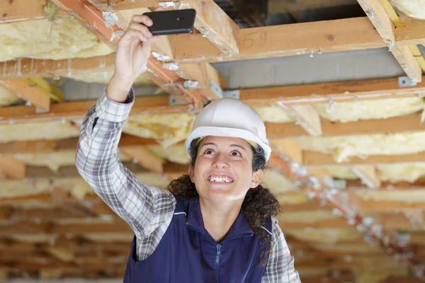 Costruttore Femminile Scattare Foto Con Smartphone — Foto Stock