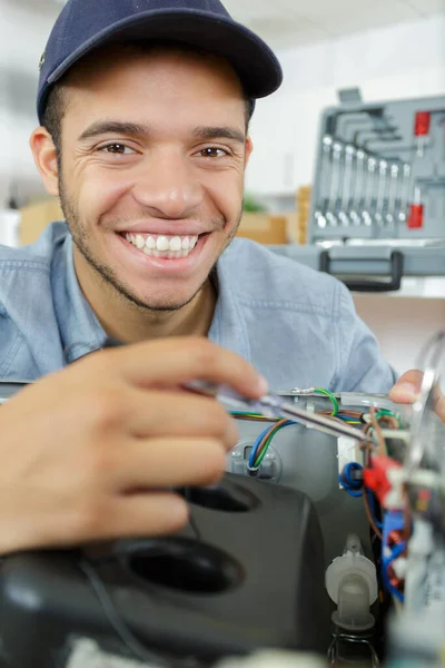 Joven Técnico Feliz Trabajo —  Fotos de Stock