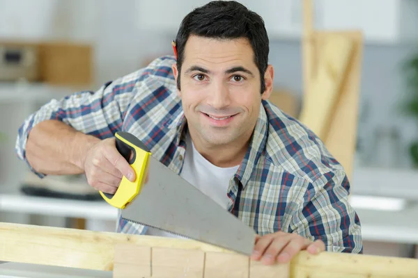 Een Gelukkige Timmerman Houthakkerij Planken — Stockfoto