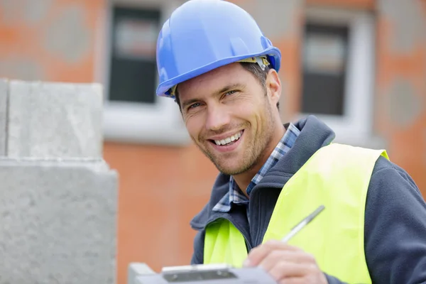 Trabalhador Construtor Alegre Está Sorrindo — Fotografia de Stock