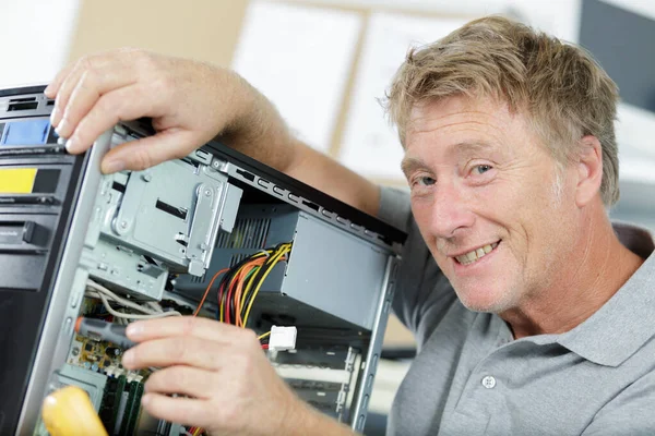 Mature Man Assembling Laptop Computer — Stock Photo, Image