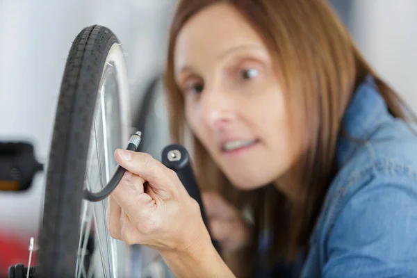 Een Vrouw Die Fiets Werkt — Stockfoto