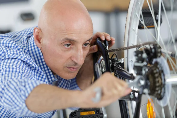 Man Bevestiging Fiets Wiel Winkel — Stockfoto