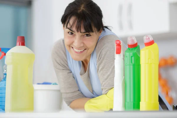 Μια Χαρούμενη Ώριμη Γυναίκα Καθαρίστρια — Φωτογραφία Αρχείου