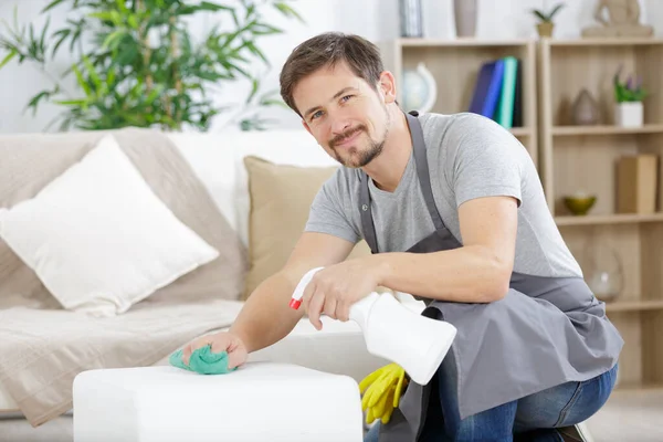 Uomo Che Spruzza Divano Servizio Casa — Foto Stock