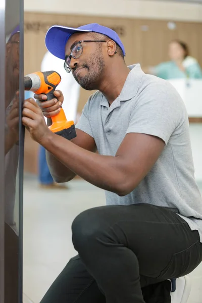 Een Man Boort Een Gat Een Houten Deur — Stockfoto