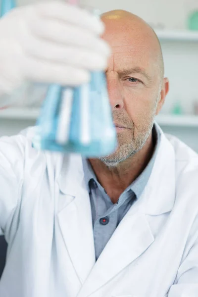 Pesquisador Masculino Realizando Pesquisa Científica Laboratório — Fotografia de Stock