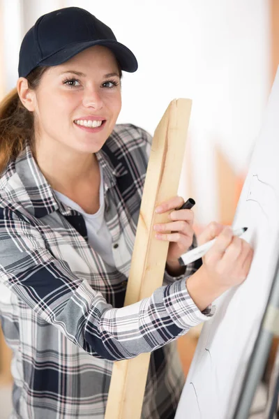 Alegre Profesional Carpintero Mujer Sonriendo Cámara —  Fotos de Stock