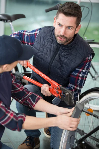 Riparatore Che Utilizza Pinze Riparazione Biciclette All Interno — Foto Stock