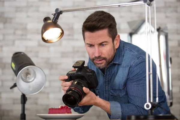 Close Uma Câmera Vídeo Filmando Sorridente Blogueiro Masculino — Fotografia de Stock