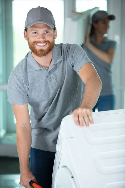 Mannelijke Professionele Verhuizer Met Een Wasmachine — Stockfoto