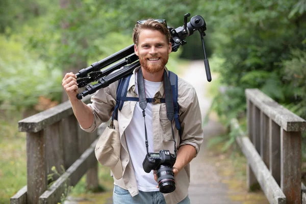 携带照相机和三脚架的男性游客 — 图库照片