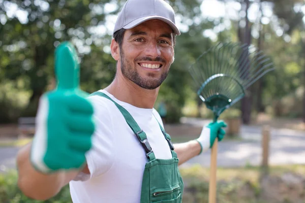 Homme Avec Râteau Pour Nettoyage Des Feuilles Automne Montrant Pouce — Photo