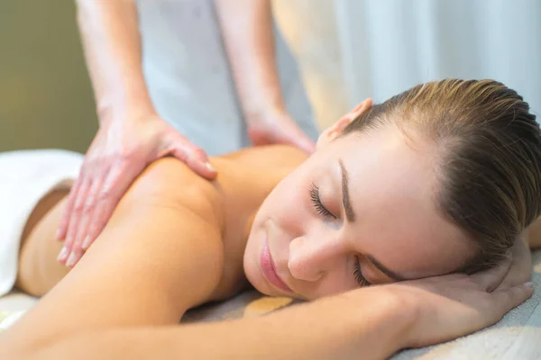 Uma Mulher Fazendo Uma Massagem — Fotografia de Stock