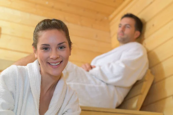 Casal Feliz Desfrutando Uma Sauna — Fotografia de Stock