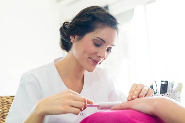 Positive Junge Frau Macht Nägel Nagelstudio — Stockfoto