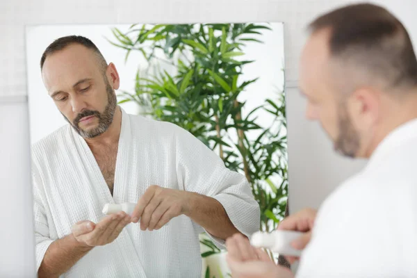 Hombre Con Crema Cara —  Fotos de Stock