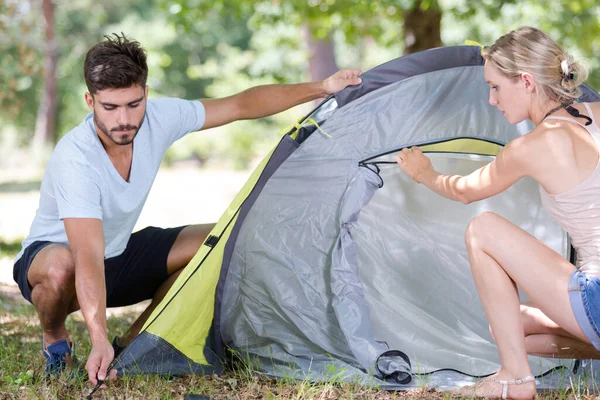 Giovane Coppia Lanciando Loro Tenda — Foto Stock