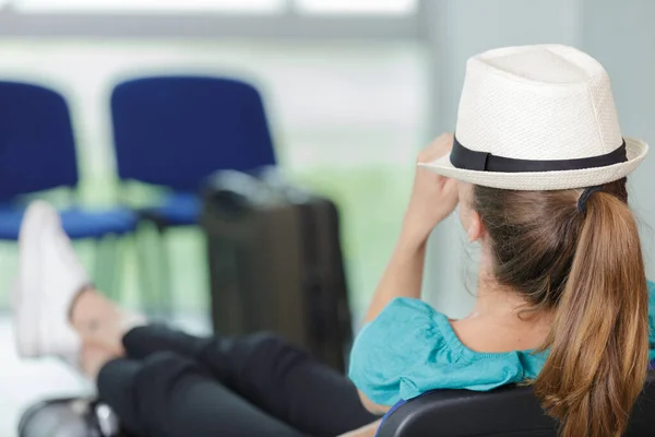 Vrouw Slapen Luchthaven Terminal — Stockfoto