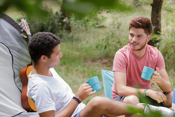 Uomini Nel Campeggio Parlare — Foto Stock