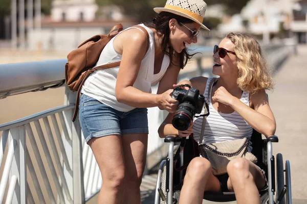 Studenti Přátelé Jeden Invalidním Vozíku Fotografií Zábava — Stock fotografie