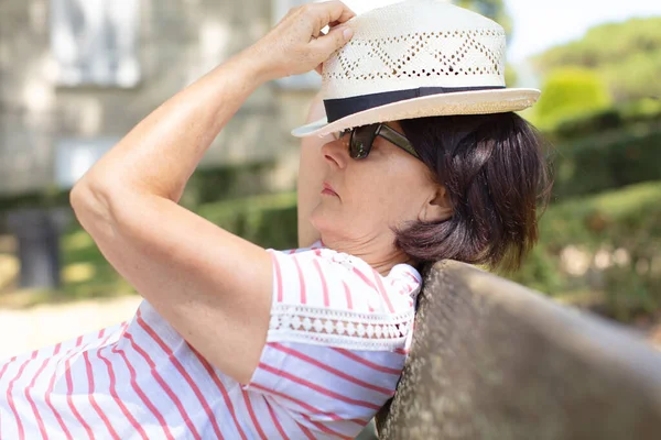 Donna Anziana Rilassante Panca Copre Gli Occhi Con Cappello Sole — Foto Stock