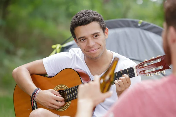 Молодой Человек Весело Играет Гитаре Кемпинге — стоковое фото