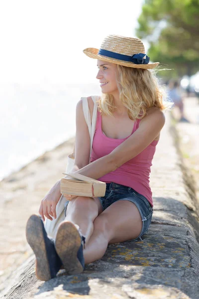 Ευτυχισμένη Γυναίκα Διαβάζει Έξω — Φωτογραφία Αρχείου