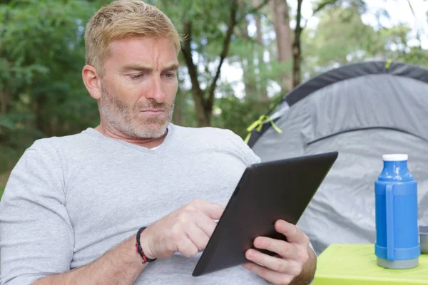 Tourist Takes Notes Notebook — Stock Photo, Image