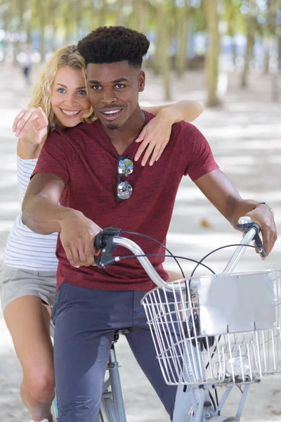 Pareja Divirtiéndose Montando Bicicletas Juntos —  Fotos de Stock