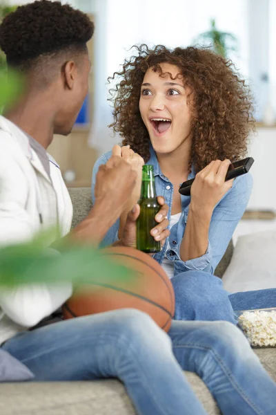 Casal Feliz Assistindo Jogo — Fotografia de Stock