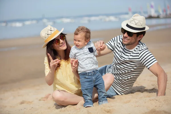 Familj Med Lille Son Höll Händer Och Promenader Stranden — Stockfoto