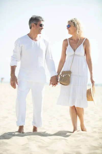 Ritratto Coppia Matura Sorridente Sulla Spiaggia — Foto Stock