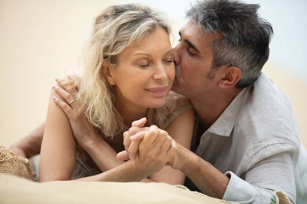 Senior Zachtjes Zoent Een Mooie Blonde Liggend Het Zand — Stockfoto