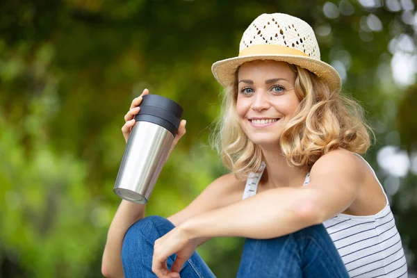 Słodkie Uśmiechnięta Kobieta Park Pijąc Kawę — Zdjęcie stockowe