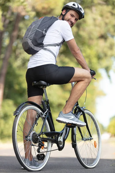 Bel Giovanotto Con Bicicletta Casco Nel Parco — Foto Stock