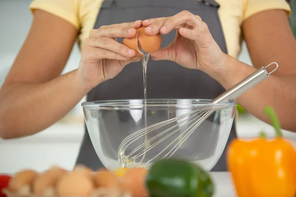 Vrouw Breken Een Een Kom — Stockfoto