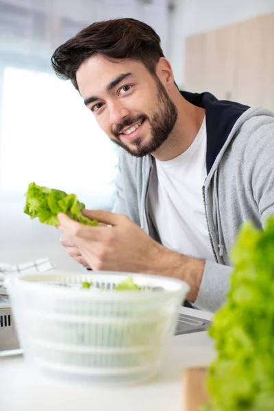 Giovane Uomo Preparare Sana Insalata Verdure — Foto Stock