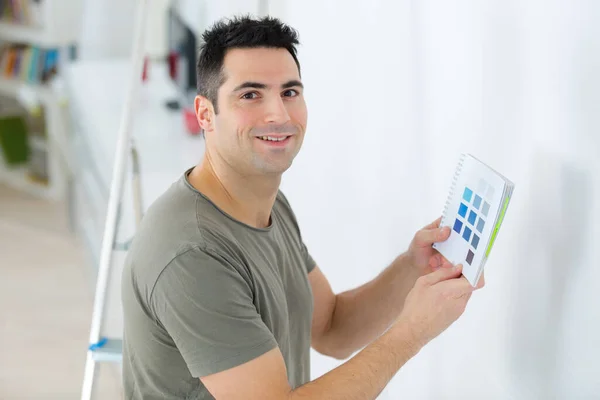 Hombre Escogiendo Tono Correcto Azul Para Pared —  Fotos de Stock