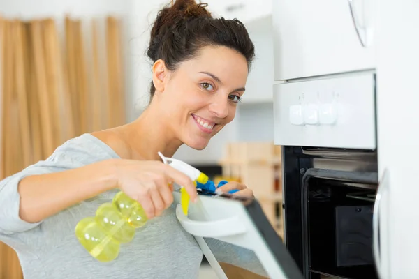 Mujer Cocina Limpieza Casa Cocina —  Fotos de Stock